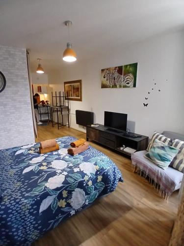 une chambre avec un lit, un bureau et un canapé dans l'établissement appartement renové , quartier historique du panier , centre-ville, à Marseille