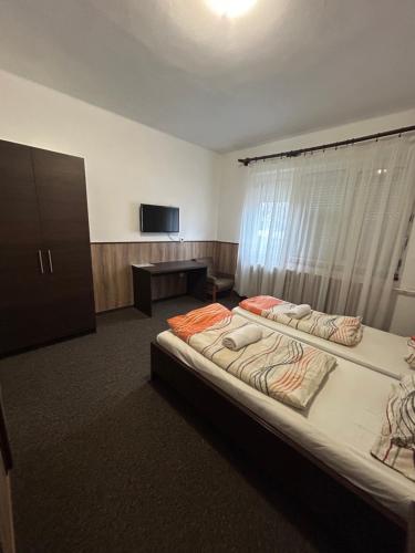 Postel nebo postele na pokoji v ubytování Rózsakert Panzió