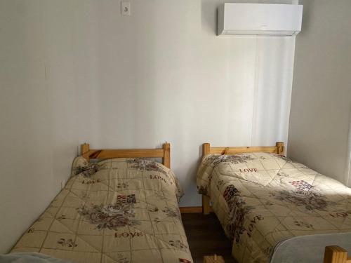 a bedroom with two beds in a room at Casa en Ocean Park in Ocean Park