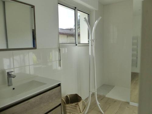 a white bathroom with a shower and a sink at HOSSEGOR PLAGE- Villa PAUL -Petite villa rénovée pour 4 personnes- Wifi gratuit in Hossegor