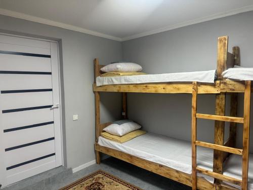 Una habitación con dos literas y una puerta. en Del Luna, en Turksib