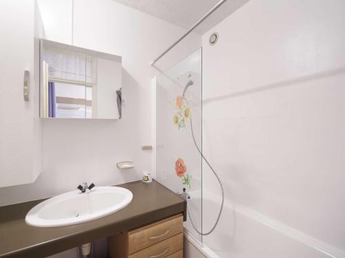 une salle de bain blanche avec un lavabo et une douche dans l'établissement Spacieux appart 6 pers avec loggia à Gourette - FR-1-400-127, à Eaux-Bonnes