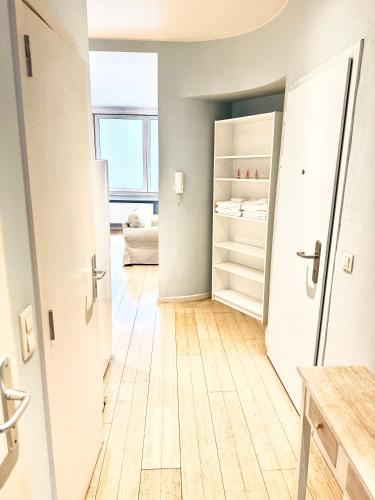 un pasillo con una puerta que da a una habitación en Beautiful 2 bedroom familiar luxury apartment, en Bruselas