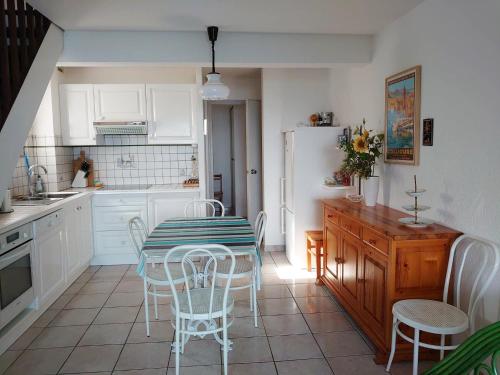 Kuchyňa alebo kuchynka v ubytovaní 6OLI142 Appartement T3 duplex vue mer