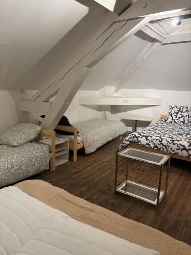 En eller flere senge i et værelse på Villa Belle Époque - 18 couchages FEURS 42