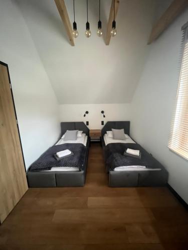 Postel nebo postele na pokoji v ubytování Domek Jeleniówka z Sauną i podgrzewaną Balią z Jacuzzi
