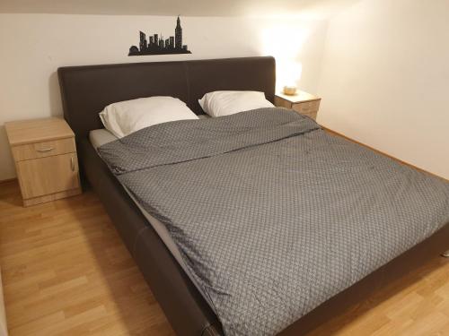 a bed in a room with two nightstands and a bed sidx sidx sidx at Cozy Place in Pavi°evac