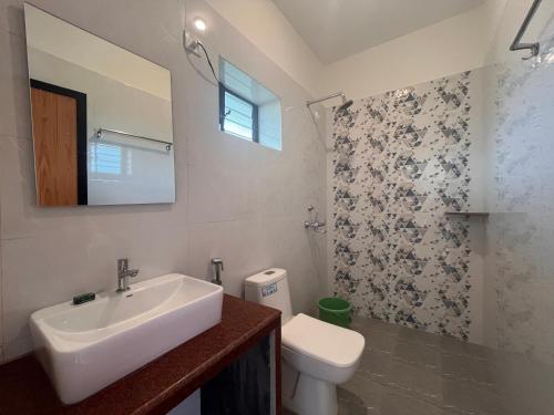 Un baño de Morjim Sunset Hotel - 400 meter to Morjim Beach