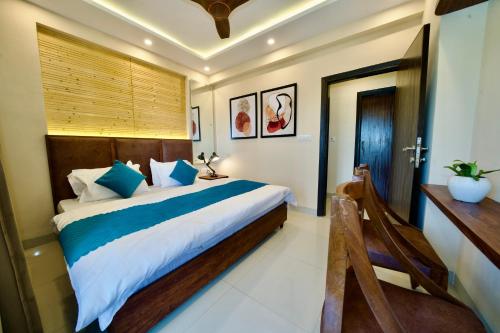 a bedroom with a large bed with a wooden headboard at Tranquil Trails- Holiday Homes-Dehradun in Dehradun