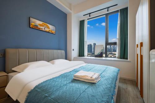 a hotel room with a bed and a window at Suyi Hotel Apartment in Sha-ho-p'u