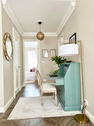 un bureau à domicile avec un bureau et une chaise dans l'établissement Magnifique 1 Chambres Plein Centre Juan les Pins 50m des Plages, à Antibes