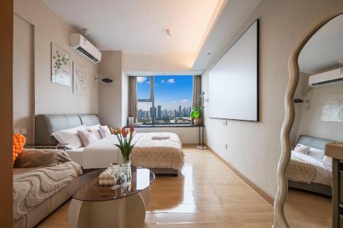 a living room with a couch and a table at Suyi Hotel Apartment in Sha-ho-p'u
