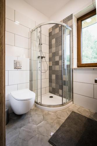 a bathroom with a shower and a toilet at Kosiedlisko in Kraśnik