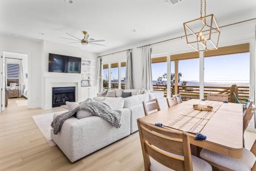 Μια τηλεόραση ή/και κέντρο ψυχαγωγίας στο Luxury Views, Heated Pool, Spa, and Golf Green