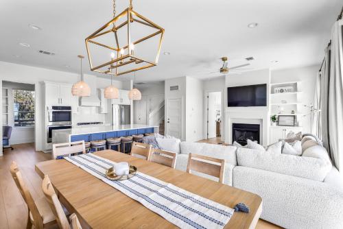 Μια τηλεόραση ή/και κέντρο ψυχαγωγίας στο Luxury Views, Heated Pool, Spa, and Golf Green