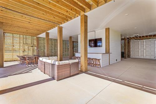 Μια τηλεόραση ή/και κέντρο ψυχαγωγίας στο Luxury Views, Heated Pool, Spa, and Golf Green