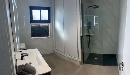 a bathroom with a sink and a shower at Casa maría in Costa Teguise