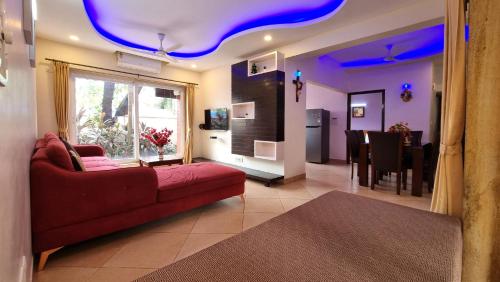 un salon avec un canapé et une salle à manger dans l'établissement Casa De Suenos - 3BHK Villa, Baga, à Arpora