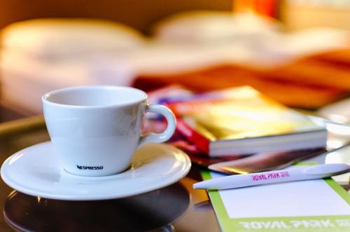 Kemudahan buat kopi dan teh di Royal Park Boutique Hotel