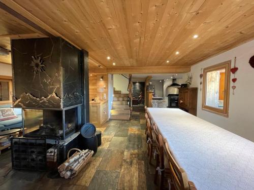 une grande cuisine avec une grande cheminée et des plafonds en bois dans l'établissement Chalet spacieux pour 12 pers avec WIFI, cheminée et babyfoot - FR-1-733-76, à Crest-Voland