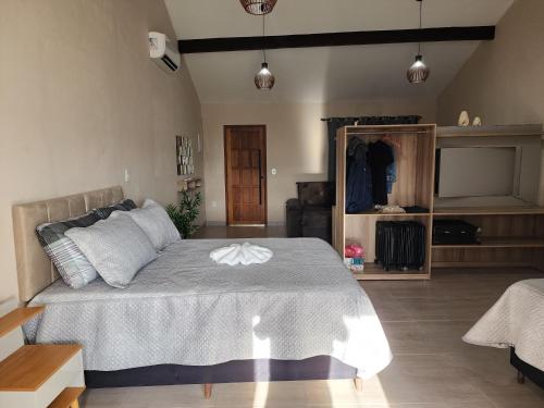 Una cama o camas en una habitación de Chalé Fortuna