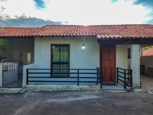 a small house with a gate and a door at Chalé Fortuna in Miguel Pereira