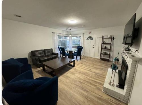 una sala de estar con un sofá y una mesa en Portland SW Hill Home, en Portland