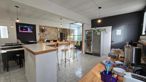 a kitchen with a counter and a bar with stools at Vida, hotel de playa in Puerto Madryn