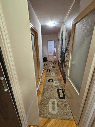 a hallway with a long rug on the floor at Apartman Maks 2 in Pirot
