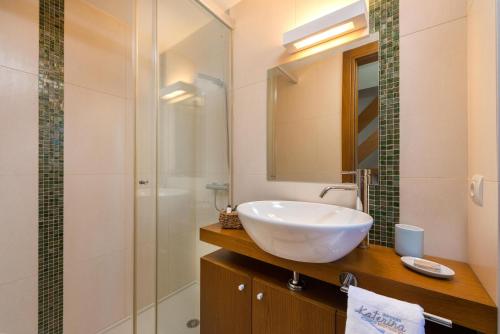 een badkamer met een wastafel en een glazen douche bij Katerina Boutique Villa in Rhodos-stad