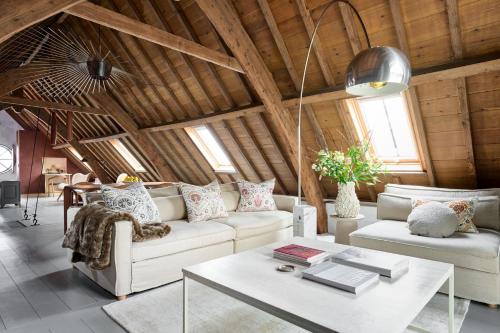 a living room with two couches and a table at Landgoed Huis te Jaarsveld in Jaarsveld