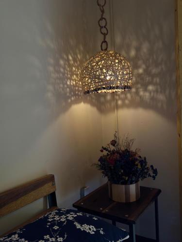 a lamp and a table with a potted plant on it at Ancestros in La Paloma