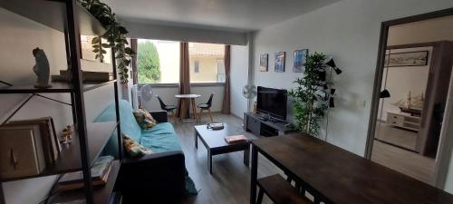 - un salon avec une personne assise sur un canapé dans l'établissement Résidence Saint-Elme, à Collioure