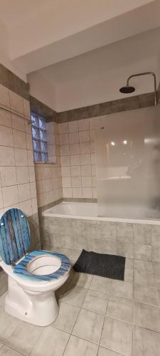 a bathroom with a toilet and a bath tub at Parlena Latsia in Laxia