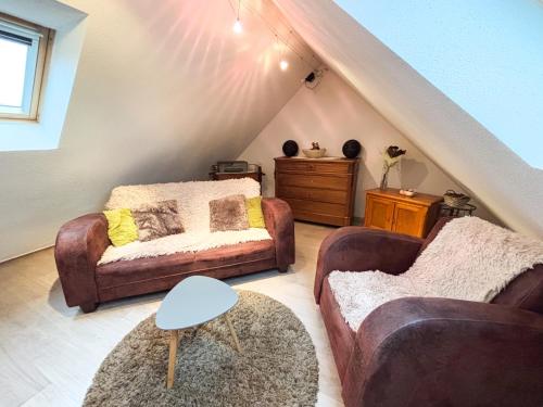 un salon avec deux chaises et un canapé dans l'établissement Le Petit Roswag - Parking Gratuit - Proche Gare - Commerces à proximité, à Sélestat