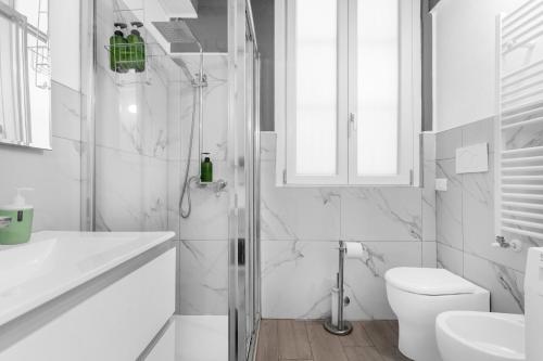 a white bathroom with a shower and a toilet at Design-M2 Moscova-Centrale Fs-wifi-netflix in Milan