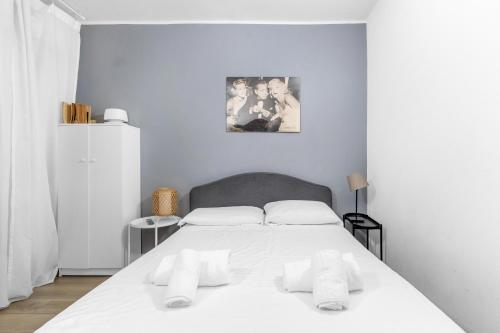 a bedroom with a white bed with white pillows at Design-M2 Moscova-Centrale Fs-wifi-netflix in Milan