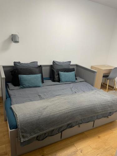 - un lit avec des oreillers bleus dans l'établissement Maison moderne proche CDG, à Aulnay-sous-Bois