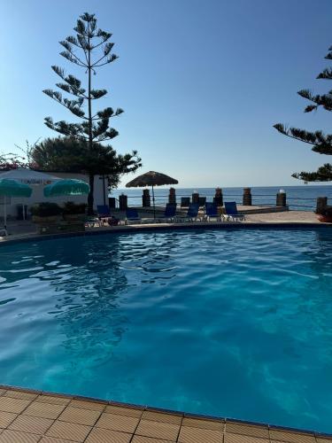 Bazén v ubytování Hotel La Playa Blanca nebo v jeho okolí