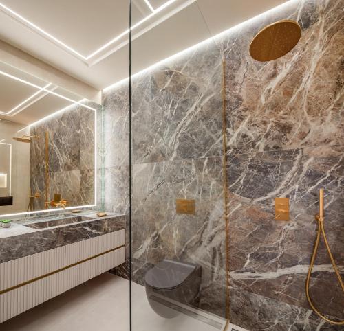 een badkamer met een douche met een glazen deur bij Heaven Apartment with swimming pool in Opatija