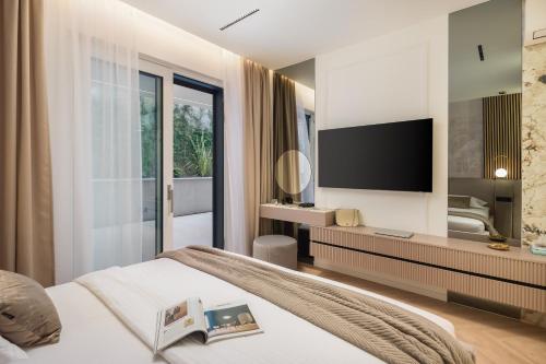 een hotelkamer met een bed en een tv bij Heaven Apartment with swimming pool in Opatija