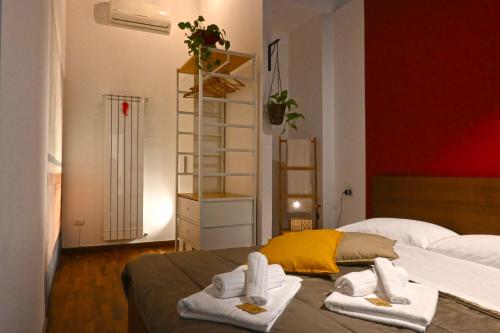 a bedroom with two towels on a bed and a ladder at La Casa di Apollo in Naples