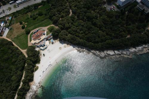 an aerial view of a beach and the ocean at room 1 in Pula