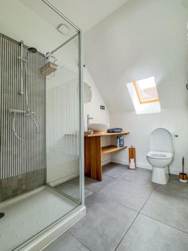 une salle de bain avec douche et toilettes dans l'établissement Maison charmante et moderne près de Chartres, à Sours