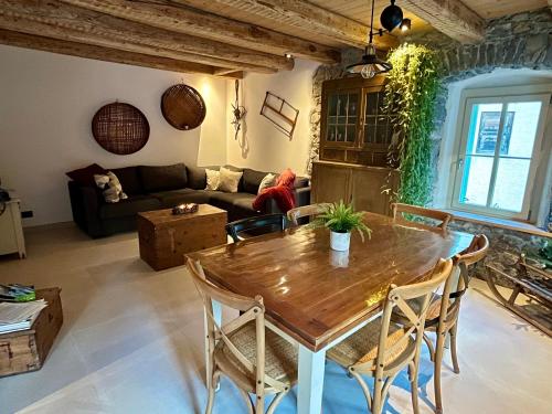 a living room with a wooden table and a couch at Appartamenti La Rocia in Rocca Pietore
