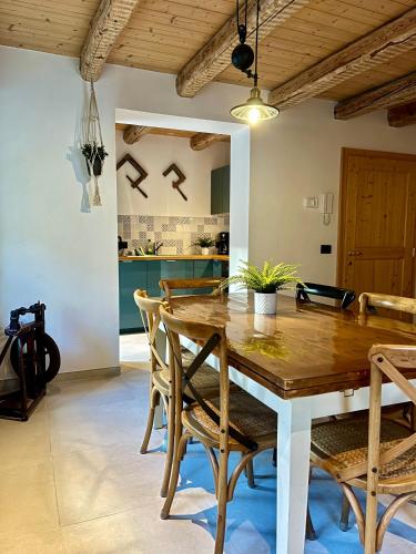 a dining room with a wooden table and chairs at Appartamenti La Rocia in Rocca Pietore