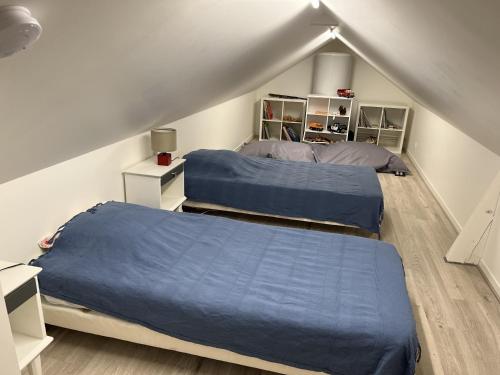 - 2 lits dans une chambre mansardée dans l'établissement Maison avec Piscine, à Semblançay