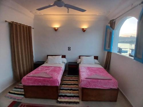 Una cama o camas en una habitación de Nile Bride