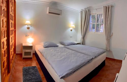 Postel nebo postele na pokoji v ubytování Casa Tranquila Apartment mit atemberaubendem Meerblick Balkon Incl Badezimmer