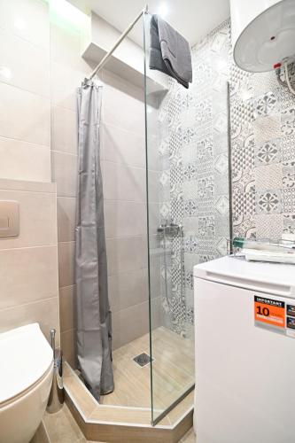 ein Badezimmer mit Dusche und Toilette in der Unterkunft Efanton 1 in Larisa